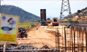 Thi công cao tốc Chí Thạnh - Vân Phong qua tỉnh Phú Yên. Ảnh: Huy Hùng/TTXVN