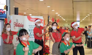 Tiếp viên Vietjet và các em nhỏ nhảy những điệu nhảy sôi động.
