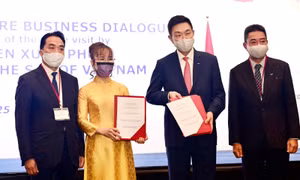 Chủ tịch Sovico Nguyễn Thị Phương Thảo trao Biên bản ghi nhớ hợp tác cho Tổng giám đốc Tập đoàn Keppel Loh Chin Hua về phát triển các giải pháp năng lượng và đô thị hóa bền vững tại Việt Nam.
