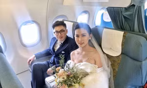 Cô dâu và chú rể rạng rỡ trên chuyến bay đưa dâu đặc biệt.