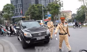 Xe kinh doanh vận tải phải đổi sang biển vàng, chữ số đen trước ngày 31/12/2021. Ảnh: Doãn Tấn/TTXVN.