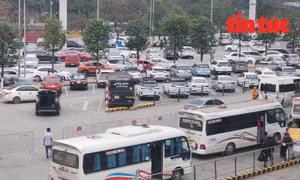 Sân đỗ ô tô tại Sân bay Nội Bài kín chỗ.