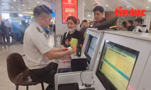 Ngành Hàng không 'siết chặt' kiểm soát giấy tờ đi máy bay.