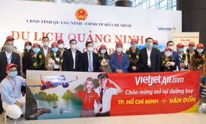 Chào đón chuyến bay xông đất sân bay Vân Đồn.
