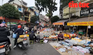 Nhiều hộ tiểu thương còn bày bán từ trong nhà, ra vỉa hè, tới giữa lòng đường...