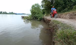 Đường nội bộ của người dân địa phương lưu thông hàng ngày đã bị xói lở hơn 50%.