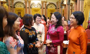 Phó Chủ tịch nước Võ Thị Ánh Xuân với các đại biểu nữ tiêu biểu của Bộ Kế hoạch và Đầu tư. Ảnh: Phạm Kiên/TTXVN