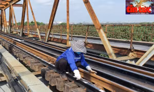 Chị Nguyễn Bích Liên, công nhân tổ tuần đường không quản ngại nắng nóng làm nhiệm vụ.