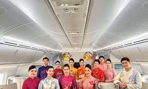 Nhiều mẫu áo dài đa dạng thiết kế, màu sắc được tiếp viên sử dụng thay cho đồng phục khi thực hiện nhiệm vụ tại sân bay và trên các chuyến bay Tết.