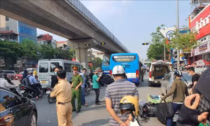 Hiện trường vụ TNGT tại đường Nguyễn Trãi (Thanh Xuân) làm 1 người tử vong ngày 5/5. Ảnh: TTXVN.