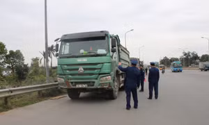 Lực lượng Thanh tra kiểm tra xe vi phạm.