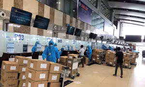 Trang thiết bị y tế trước khi lên máy bay.