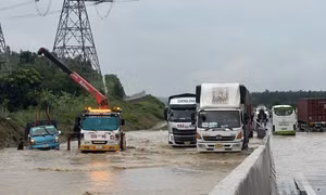 Đoạn tuyến cao tốc bị ngập nước cục bộ sau mưa. Ảnh: dantri.con.vn