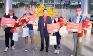 Phó Tổng giám đốc Thương mại Vietjet Nguyễn Bác Toán chào đón những hành khách đầu tiên từ Melbourne đến TP Hồ Chí Minh ngày 1/1/2024.