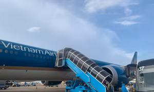 Vietnam Airlines chở đội ngũ y, bác sỹ vào các tỉnh phía Nam phòng chống dịch.