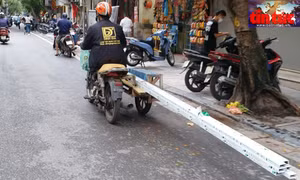 Tình trạng xe gắn máy chở hàng quá khổ gia tăng dịp cuối năm.