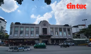Chợ Hàng Da đưa vào sử dụng từ năm 2010, có 5 tầng nổi và 2 tầng hầm khang trang, nhưng vắng bóng khách hàng. 