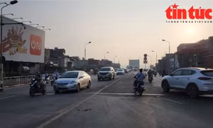 Cận cảnh nhà dân cơi nới sát cầu Chương Dương có ‘một không hai’
