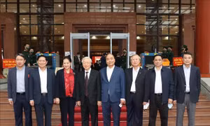 Tổng Bí thư, Chủ tịch nước Nguyễn Phú Trọng; Thủ tướng Chính phủ Nguyễn Xuân Phúc; Chủ tịch Quốc hội Nguyễn Thị Kim Ngân; Thường trực Ban Bí thư Trần Quốc Vượng với các đại biểu tại Hội nghị. Ảnh: Trí Dũng/TTXVN.