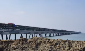 Gói thầu xây lắp cơ khí hệ thống đường ống dẫn trên cầu cảng ra biển cơ bản hoàn thành.