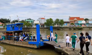 Do địa bàn rộng, bị chia cách bởi nhiều nhánh sông, lực lượng y tế và tình nguyện viên phải đi phà để tới khu dân cư.