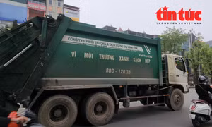 Xe thu gom rác tham gia giao thông trên đường phố Hà Nội đều mang theo "slogan": Vì môi trường xanh sạch đẹp...  