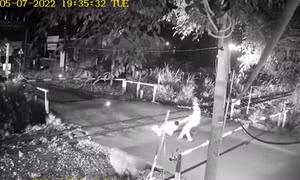 Khen thưởng đột xuất nhân viên gác chắn dũng cảm cứu người khi tàu sắp tới
