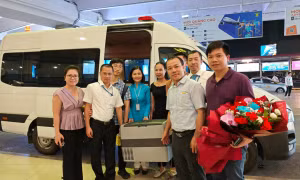 Đoàn cán bộ vận chuyển lá gan hiến tặng.