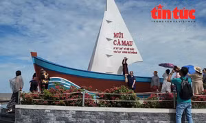 Cánh buồm "Mũi Cà Mau”, toạ độ: 8°37'30'' vĩ độ bắc, 104°43' kinh độ đông là địa điểm quen thuộc mà mỗi du khách đến với Đất Mũi đều không thể bỏ qua để chụp ảnh lưu niệm.