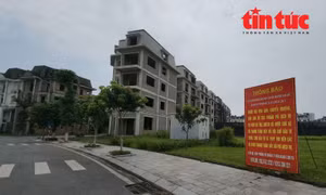 Doanh nghiệp BĐS khó khăn về nguồn vốn, khiến nhiều dự án bị ngừng trệ.