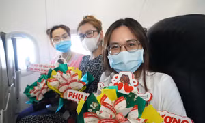 Niềm vui hiện rõ trên ánh mắt, nụ cười của các nữ hành khách nhận được món quà đặc biệt của Vietjet. 