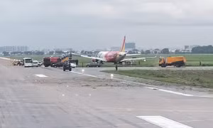 Mở cửa trở lại đường cất hạ cánh sân bay Tân Sơn Nhất sau sự cố của máy bay Vietjet