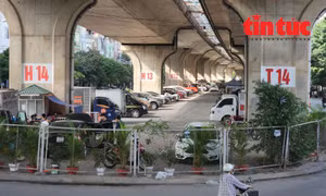 Điểm trông giữ xe gầm cầu cạn Vĩnh Tuy (quận Hai Bà Trưng).