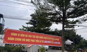 Phụ lái tàu chặng Hà Nội - Lào Cai bị ném đá trúng đầu khiến tàu dừng gần 2 giờ