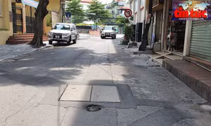 Mặt đường phố Chợ Gạo (quận Hoàn Kiếm) chằng chịt những vệt đào đường sau khi hoàn trả và ổ gà...