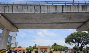 Người dân xếp hàng chờ viếng tại Nghĩa trang Mai Dịch, công tác chuẩn bị lễ tang đã sẵn sàng 