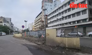 Hàng rào lô cốt trên phố Quốc Tử Giám (quận Đống Đa) mới được thu hẹp vào giữa đường thay vì cả tuyến phố trước đây, người dân phải khổ sở để di chuyển từ nhà ra đường.