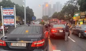 Hình ảnh hai xe ô tô Mercedes Benz cùng biển kiểm soát lưu thông trên địa bàn quận Hà Đông, Hà Nội. Ảnh: Công an TP Hà Nội cung cấp.