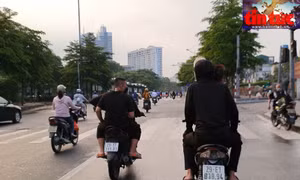 Hình ảnh những thanh niên đầu trần nghênh ngang tham gia giao thông trên đường Yên Phụ (quận Tây Hồ).