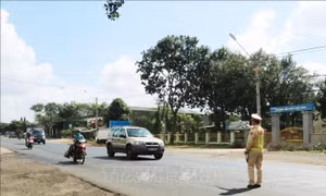 Cảnh sát giao thông có được phép hóa trang bắn tốc độ xe lưu thông trên đường? Ảnh: TTXVN.