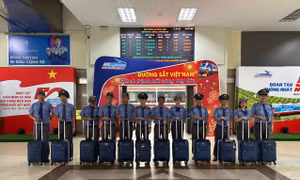 Tổ tàu SE4 Đường sắt Việt Nam trả lại gần 13 triệu đồng cho hành khách bỏ quên