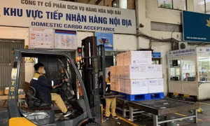Vienam Airlines tiếp nhận lô vaccine tại sân bay Nội Bài.