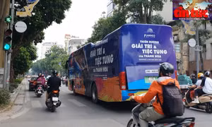Xe 45 chỗ này phủ kín đề can quảng cáo, chủ xe phải dán biển kiểm soát bằng giấy bên ngoài hông xe.. 