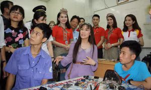 Bà Nguyễn Thị Phương Thảo, Tổng giám đốc Vietjet, cùng nhân viên trong một hoạt động từ thiện thăm cơ sở bảo trợ thanh thiếu niên.