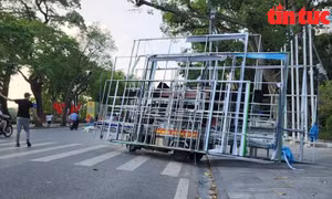 Chiếc xe xuất phát từ khu vực Tượng đài Lý Thái Tổ, do chở quá khổ, quá tải nghiêm trọng, nên khi lao từ vỉa hè xuống lòng đường, chiếc xe thiếu chút là bị lật.