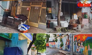Các góc ảnh bàn ghế, tủ hàng, dụng cụ... phục vụ sản xuất kinh doanh của người dân bị phủ bạt, để chỏng chơ trên phố Ngọc Lâm (quận Long Biên).