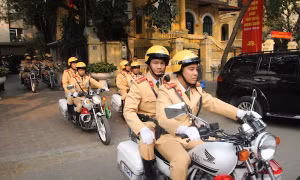 Cảnh sát giao thông Hà Nội ra quân phân luồng giao thông.