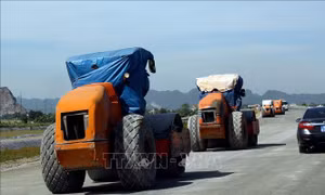 Thi công nền đường trên tuyến cao tốc Cao Bồ - Mai Sơn. Ảnh: Huy Hùng/TTXVN.