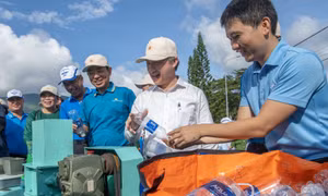 Các vị lãnh đạo và người dân trải nghiệm tái chế rác nhựa tại Ngày hội.