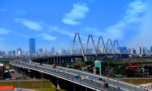 Đường bộ vẫn là phương thức vận tải chủ lực trong giai đoạn 2021-2030 khi hàng loạt tuyến cao tốc Bắc Nam hoàn thành. Ảnh: Huy Hùng/TTXVN.